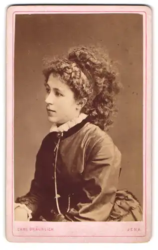 Fotografie Carl Bräunlich, Jena, junge Frau im dunklen Kleid mit Locken und Haarband