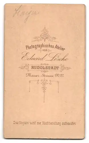 Fotografie Eduard Lösche, Rudolstadt, niedliches kleines Mädchen im hellen Kleid mit Lockenkopf