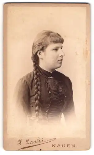 Fotografie J. Laski, Nauen, junge Frau mit langem geflochtenem Zopf im Seitenprofil