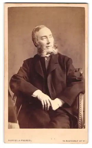 Fotografie Samuel A. Walker, London, Portrait Reverend A. Robinson, im Anzug mit seitlich gekämmten Backenbart
