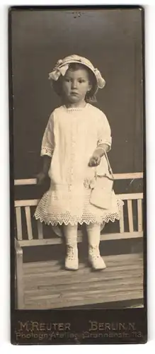 Fotografie M. Reuter, Berlin, kleines Mädchen im weissen Kleid mit Hut und Handtasche, ganz wie die Mama