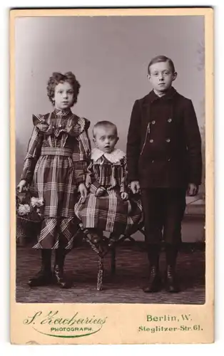 Fotografie S- Zacharias, Berlin, drei Kinder Karl, Else und Hermann im Anzug und in karierten Kleidern, 1906