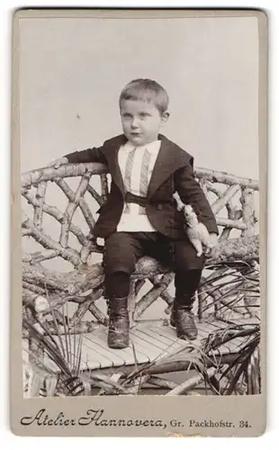 Fotografie Atelier Hannovera, Hannover, Gr. Packhofstr. 34, Kleiner Junge im Anzug mit Kuscheltier und entspanntem Blick