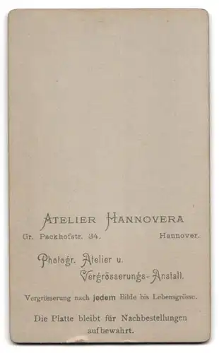 Fotografie Atelier Hannovera, Hannover, Gr. Packhofstr. 34, Kleiner Junge im Anzug mit Kuscheltier und entspanntem Blick