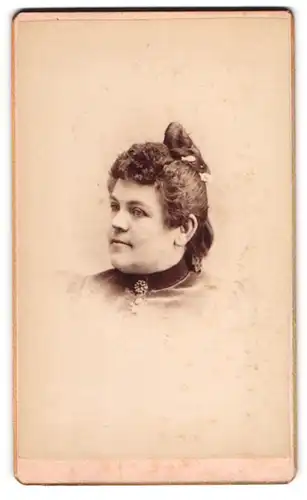 Fotografie Weigel, Dyersville, Iowa, Junge beleibte Dame mit Hochsteckfrisur und silberner Brosche