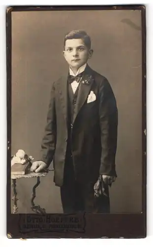 Fotografie Otto Hoeffke, Berlin, Prinzenstr. 11, Junger Bursche in schwarzem Anzug mit Handschuhen und Fliege