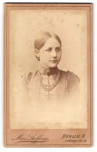 Fotografie Max Steffens, Berlin, Lothringer Str. 54, Junge Dame in hellem Kleid mit silberner Brosche und Perlenkette