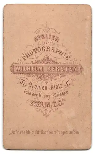 Fotografie Wilhelm Kersten, Berlin, Oranienplatz 37, Bürgerliche Dame mit geschmücktem Kleid und weissen Rüschen