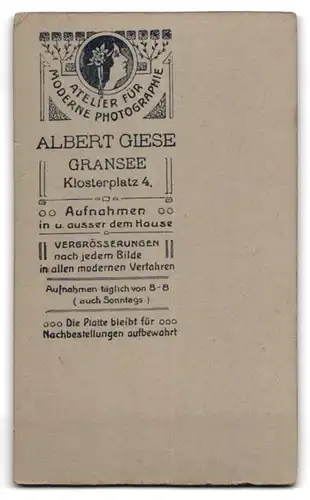 Fotografie Albert Giese, Gransee, Klosterplatz 4, Junger Bursche in dunkler Kleidung mit unerfreulichem Blick
