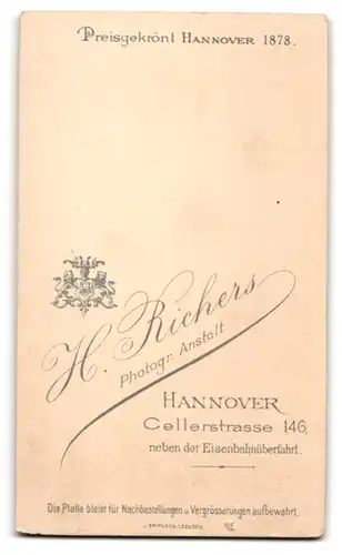 Fotografie H. Richers, Hannover, Cellerstr. 146, Junger Mann in dunklem Mantel mit weissem Stehkragen und Fliege