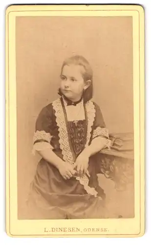 Fotografie L. Dinesen, Odense, Overgade 11, Junges Mädchen im Kleid mit Halsband und Kreuzkette