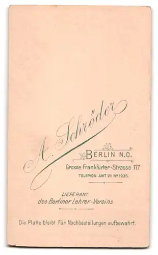 Fotografie Atelier Schröder, Berlin, Grosse Frankfurter Str. 117, Bürgerliche Dame in schwarzem tailliertem Kleid