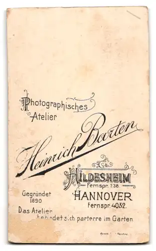 Fotografie Heinrich Baiten, Hildesheim, Ostenstr. 34, Bürgerlicher Herr in Anzug und Krawatte mit Schnurrbart am Lächeln