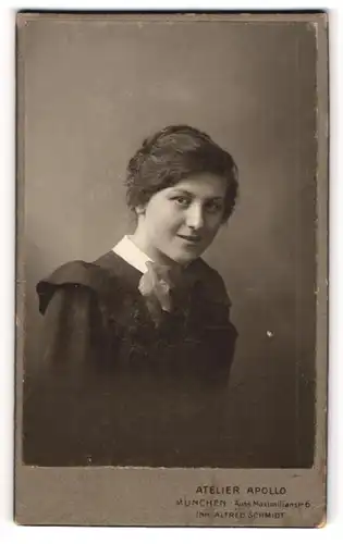 Fotografie Atelier Apollo, München, Maximilianstr. 6, Junge Dame in schwarzem Kleid mit grosser Schleife und Lächeln