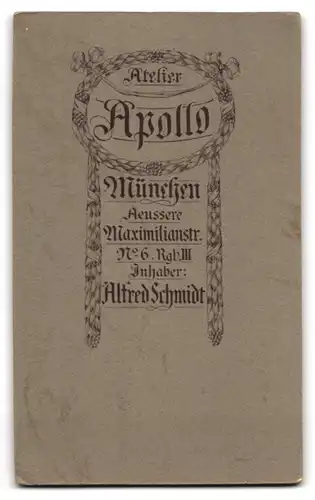 Fotografie Atelier Apollo, München, Maximilianstr. 6, Junge Dame in schwarzem Kleid mit grosser Schleife und Lächeln