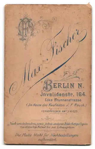 Fotografie Max Fischer, Berlin, Invalidenstr. 164, Bürgerliche Dame in tailliertem grauen Kleid mit müdem Blick
