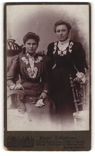Fotografie Franz Tellgmann, Langensalza, Schwestern in dunklen Kleidern mit Blumenmuster und Halsketten