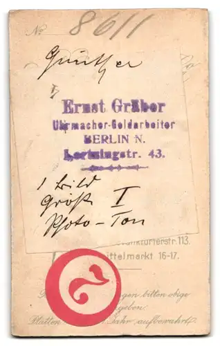 Fotografie A. Jandorf & Co., Berlin, Spittelmarkt 16, Junger Mann im Anzug mit gezwirbeltem Schnurrbart und Fliege