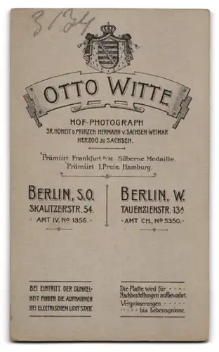 Fotografie Otto Witte, Berlin, Skalitzerstr. 54, Niedliches kleines Mädchen im weissen Kleid mit Perlenkette schaut brav