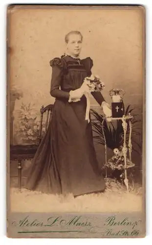 Fotografie L. Maerz, Berlin, Bad Str. 66, Junge Dame in schwarzem Kleid mit Blumenstrauss und Bibel