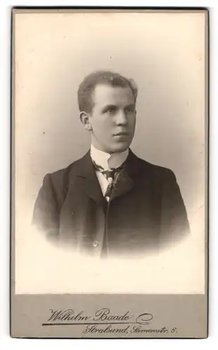 Fotografie Wilhelm Baade, Stralsund, Sarnowstr. 6, Bürgerlicher Herr im Anug mit gemusteter Krawatte und Stehkragen