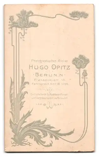 Fotografie Hugo Opitz, Berlin, Franseckistr. 13, Junge Dame in hübscher Kleidung