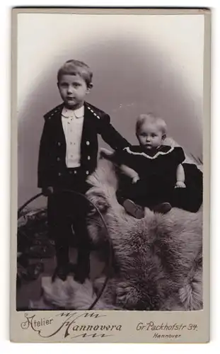Fotografie Atelier Hannovera, Hannover, Gr. Packhofstr. 34, Kleiner Junge im Anzug mit Reifen und Kleinkind