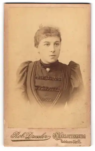 Fotografie R. Dressler, Charlottenburg, Schlossstr. 15, Junge Dame mit zurückgebundenem Haar