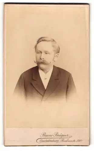 Fotografie Bruno Brügner, Charlottenburg, Berliner-Str. 126 a, Bürgerlicher Herr mit Schnauzbart