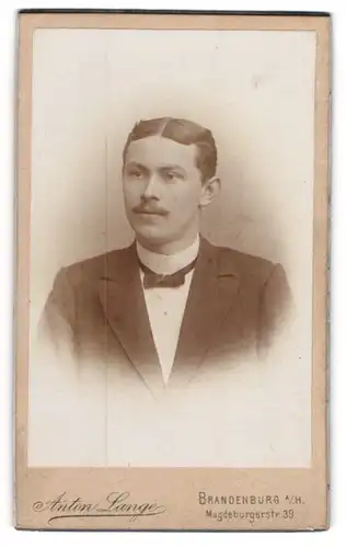 Fotografie Anton Lange, Brandenburg a. H., Magdeburgerstr. 39, Eleganter Herr mit Zwirbelbart