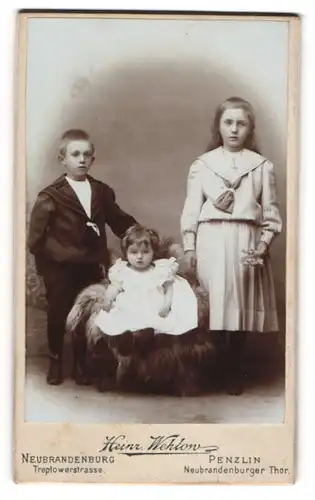 Fotografie Heinrich Wehlow, Neubrandenburg, Treptowerstrasse, Drei Kinder in modischer Kleidung