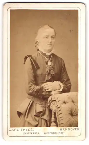 Fotografie Carl Thies, Hannover-Linden, Deisterst. 1, Junge Dame in Rüschenbluse mit Amulett