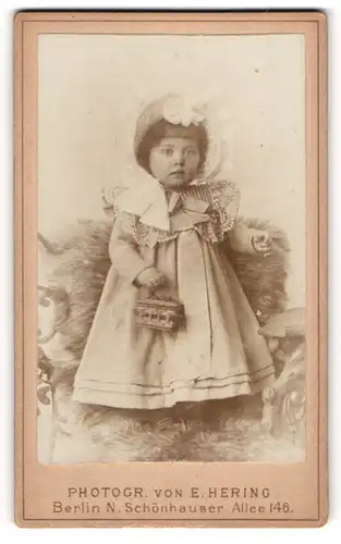 Fotografie Ernst Hering, Berlin, Schönhauser Allee 146, Kleines Mädchen im Kleid mit Korb