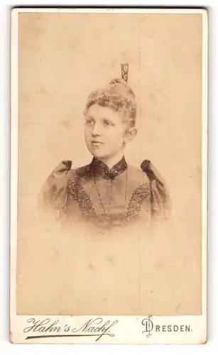 Fotografie Hahn`s Nachfl., Dresden, Waisenhaus-Str. 16, Junge Dame mit hochgestecktem Haar