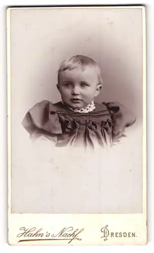 Fotografie Hahn`s Nachfl., Dresden, Waisenhaus-Str. 16, Kleines Kind im hübschen Kleid