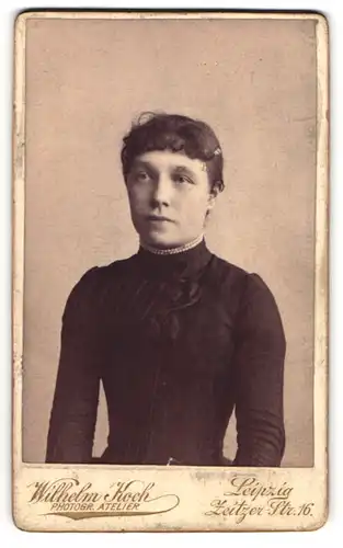 Fotografie Wilhelm Koch, Leipzig, Zeitzer Str. 16, Junge Dame im schwarzen Kleid