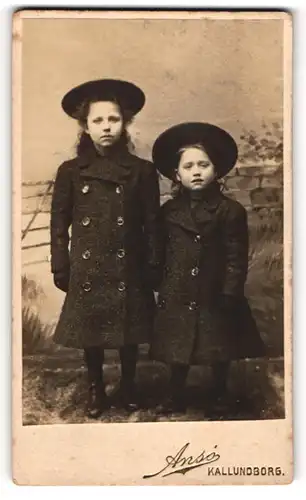 Fotografie Ansó, Kallundborg, Zwei Mädchen in Mänteln mit Hüten