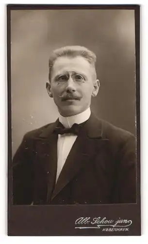 Fotografie Albert Schou jun., Kopenhagen, Frederiksborggade 1, Eleganter Herr mit Zwicker und Schnauzbart