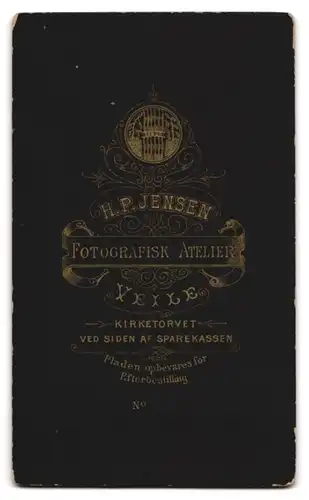 Fotografie H. P. Jensen, Veile, Kirketorvet, Kleiner Junge im Matrosenanzug mit Geschwisterkind