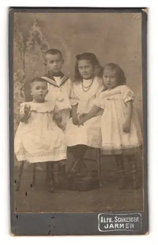 Fotografie Alfr. Schreiber, Jarmen, Vier Kinder in weisser Kleidung