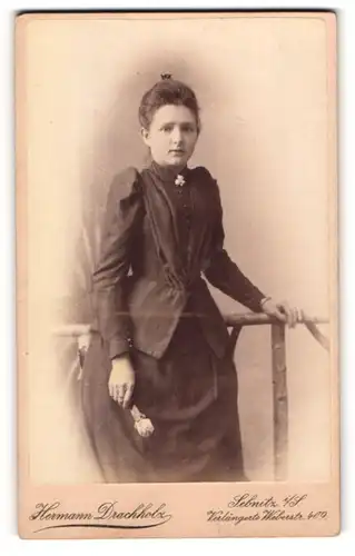 Fotografie Hermann Drachholz, Sebnitz i. S., Verlängerte Weberstr. 409, Junge Dame in schwarzer Kleidung