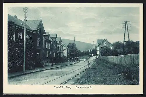 AK Sieg-Eiserfeld, Bahnhofstrasse mit Passanten