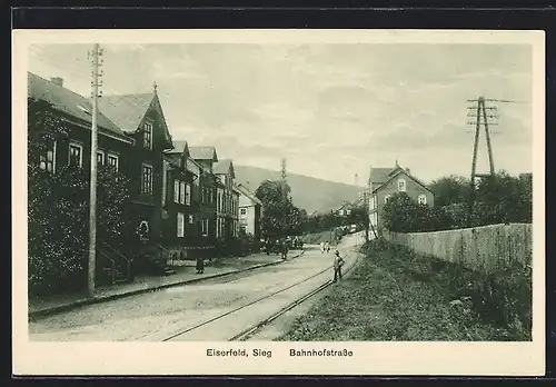 AK Sieg-Eiserfeld, Bahnhofstrasse mit Passanten