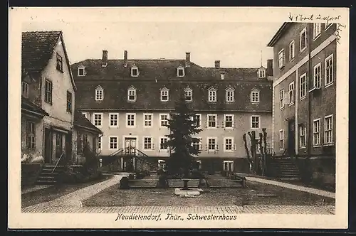 AK Neudietendorf /Th., Schwesternhaus, Hofansicht mit Tanne