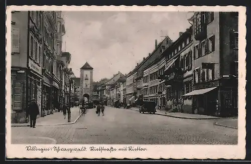 AK Villingen /Schwarzw., Rietstrasse mit Riettor, Passanten und Geschäften