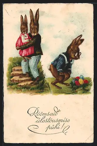 AK Osterhase bückt sich über ein Osternest, Osterhase mit dem Nachwuchs auf dem Arm