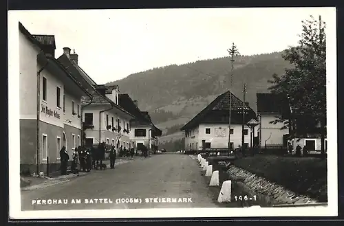 AK Perchau a. Sattel, Strassenpartie mit Gasthaus