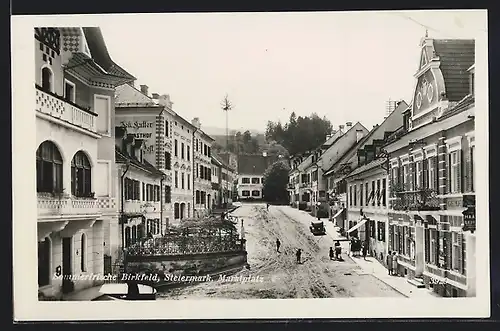 AK Birkfeld, Marktplatz mit Gasthof J. Szutter und Passanten