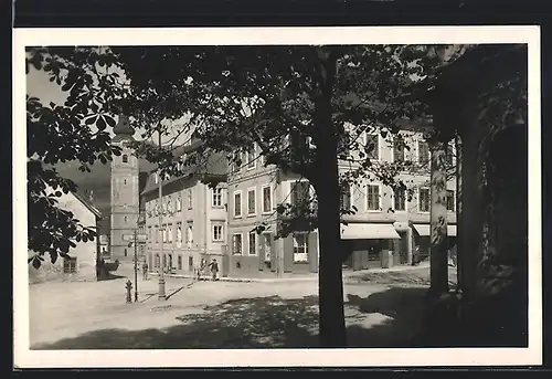 AK Mürzzuschlag, Johannisplatz mit Kirchturm im Sonnenschein