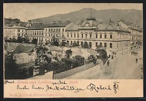AK Leoben-Josefé, Strassenpartie mit Mauer und Bergpanorama aus der Vogelschau